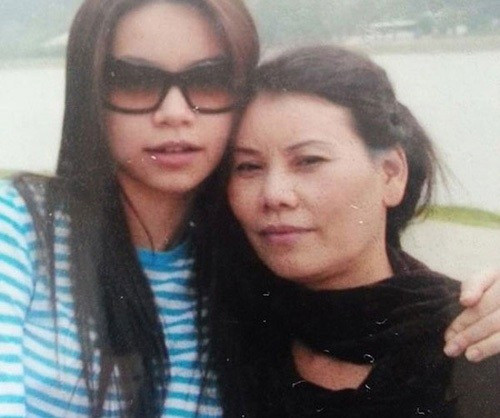 Mẹ Hồ Ngọc Hà có gương mặt không hề nổi bật nhưng lại sinh ra một cô con gái có nhan sắc khuấy đảo showbiz Việt, một phần cũng nhờ những tố chất lai từ người bố mang hai dòng máu Việt - Pháp.