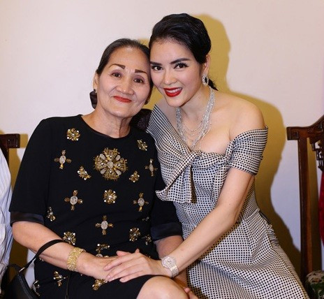 Trong show diễn thời trang Lynk Fashion Show diễn ra tại Dinh Thống Nhất tối 11/11 vừa qua, người đẹp Lý Nhã Kỳ bất ngờ khoe mẹ ruột thu hút sự chú ý của đông đảo báo giới. Dù nhiều lần sánh đôi bên các mẹ nuôi là tỷ phú các nước nhưng đây là lần đầu người mang nặng đẻ đau cô, lộ diện.