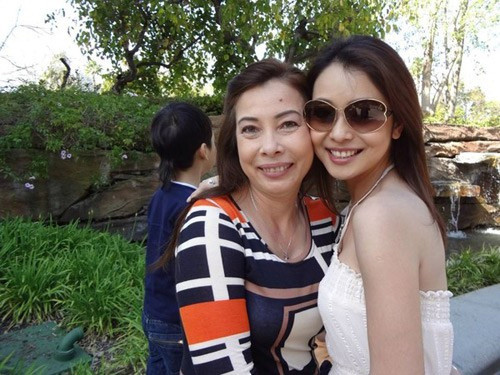 Dù sống ở nước ngoài nhiều năm nhưng mẹ của Jennifer vẫn giữ được phong thái giản dị, thuần Việt.