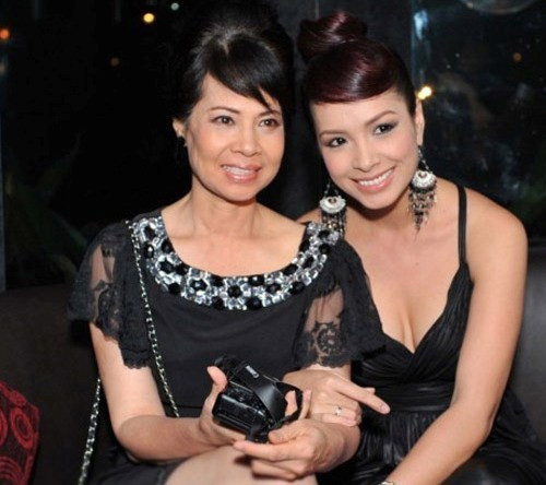 Mẹ của hai người mẫu hàng đầu Việt Nam có nét quý phái và sang trọng hiếm thấy. Khuôn miệng sang và chiếc mũi cao là những gì Thúy Hằng Thúy Hạnh được thừa hưởng từ bà.