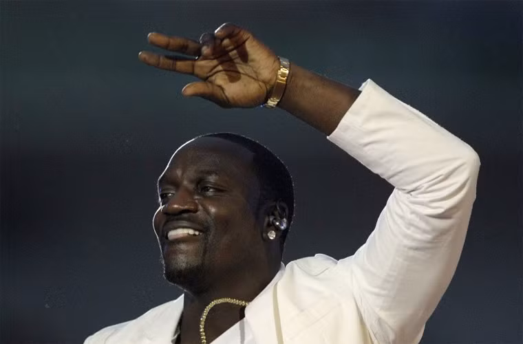 Akon là chủ một mỏ kim cương ở Nam Phi rồi mới trở thành một rapper như bây giờ. Và đây chính là nguồn thu nhập giúp Akon từ một người giàu thành một người siêu giàu.