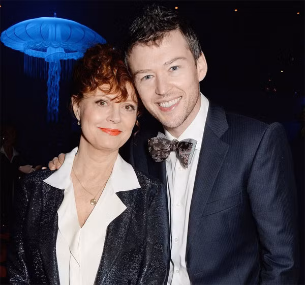 Sau một cuộc hôn nhân bất thành và những mối tình dài lâu với đàn ông cùng thế hệ nhưng không đi đến đích, nữ diễn viên Susan Sarandon quyết định chuyển gu sang hẹn hò trai trẻ, với độ tuổi cách biệt hẳn một thế hệ. Mối tình của ngôi sao 68 tuổi với chàng doanh nhân kém bà 31 tuổi đã kéo dài được gần 1 năm và hiện họ vẫn đang rất hạnh phúc dù khoảng cách tuổi tác như mẹ và con.