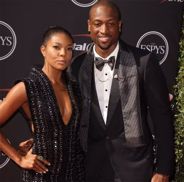 Nhìn nữ diễn viên Gabrielle Union không ai nghĩ cô đã bước vào tuổi tứ tuần từ cách đây 2 năm chính vì thế mà cô dễ dàng hạ gục ngôi sao bóng rổ Dwayne Wade kém mình tới 10 tuổi. Hai người kết hôn vào tháng 8/2014 sau một cuộc chia tay ngắn trước đó. Chồng cũ của Union cũng là người kém cô 2 tuổi.