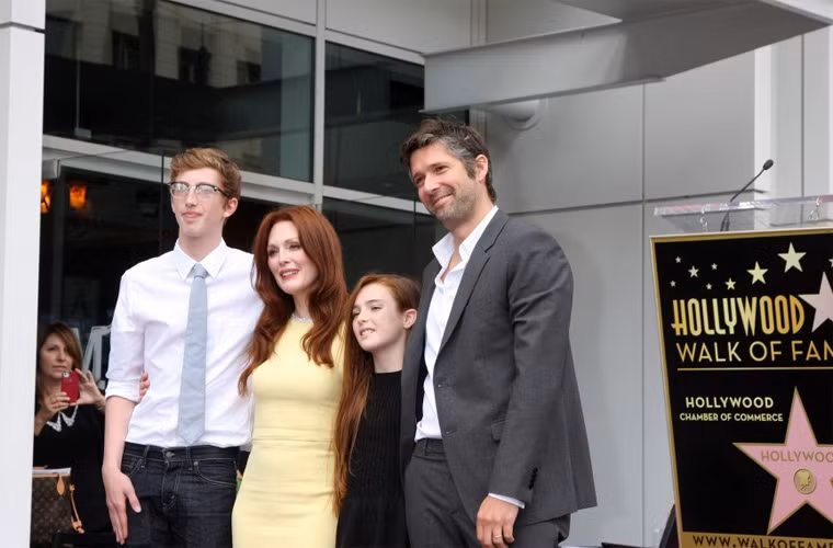 Cuộc hôn nhân đầu của Julianne Moore không kéo dài được bao lâu và đó chính là lý do tại sao cô không muốn vội vàng kết hôn với đạo diễn Bart Freundlich, người kém nữ diễn viên 9 tuổi. Nhưng sau khi có với nhau hai con chung, họ đã quyết định nói lời thề nguyền và sống với nhau hạnh phúc suốt 11 năm qua.