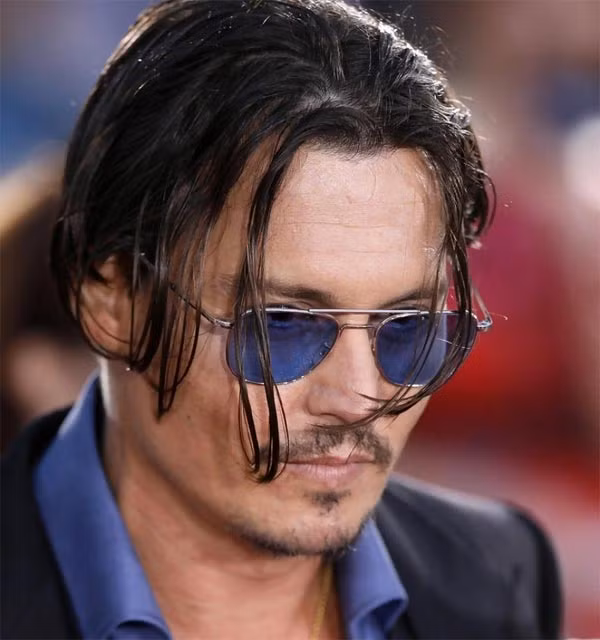 Nhiều người cho rằng kể từ sau khi đóng vai cướp biển trong "Cướp biển Caribbean", nam tài tử Johnny Depp đã bị ám ảnh về lối sống của nhân vật và mất vệ sinh lúc nào không hay. Nhiều người thân cận cho hay thỉnh thoảng nam diễn viên 51 tuổi không tắm và thay quần áo trong nhiều tuần.
