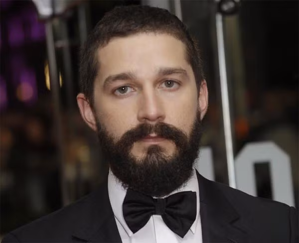 Ngôi sao Hollyood Shia LaBeouf cũng vài tuần mới chịu tắm một lần trong khi đóng phim "Fury". Có tin cho hay, nam diễn viên 28 tuổi đã bị những người trong đoàn phim bắt ngồi nguyên trên giường để ăn sáng, cách xa với mọi người bởi mùi cơ thể anh bốc ra khiến đoàn phim không ai nuốt trôi.