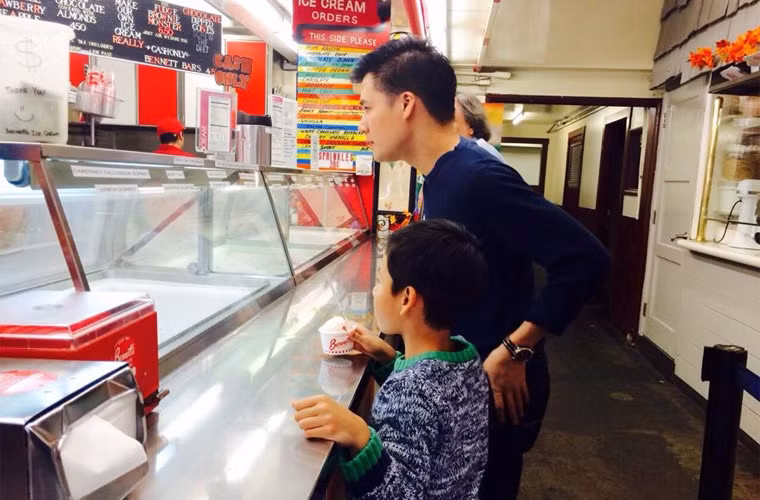 Quang Dũng khoe ảnh đưa con trai đi ăn kem trên facebook và viết lời tựa “Món yêu thích của ông Nam!”