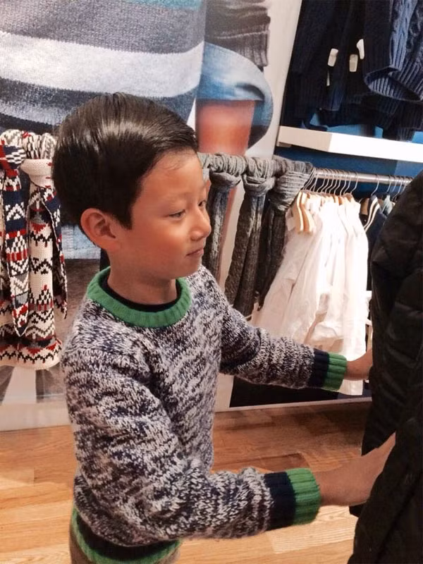 Bé Bảo Nam được tự do chọn những món đồ yêu thích.