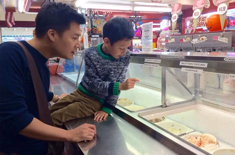 Cậu bé đang chỉ món kem yêu thích của mình.