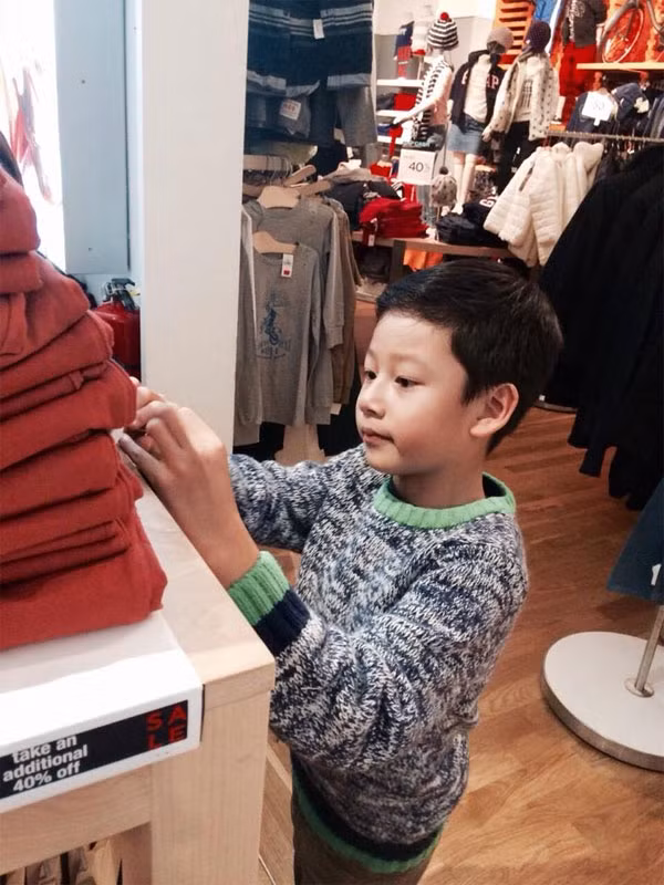 Con trai của Jennifer Phạm và Quang Dũng ra chừng rất chăm chú chọn đồ.