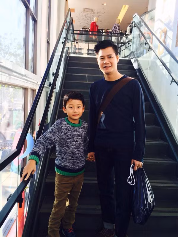 Hai bố con đã mua được kha khá đồ chuẩn bị cho mùa đông và Giáng sinh sắp tới.