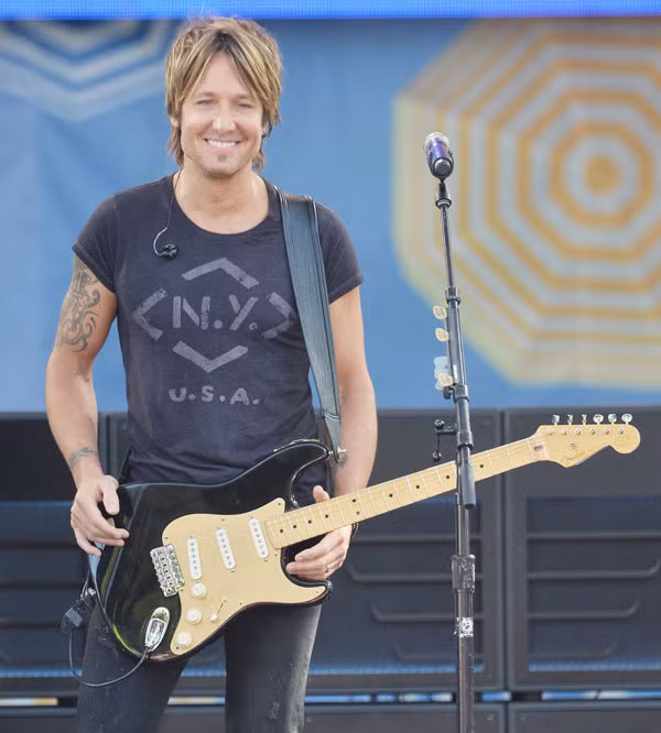 Là giám khảo của American Idol cùng với việc chia sẻ kinh nghiệm đã có trong làng nhạc với các thí sinh đã mang lại cho Keith Urban thù lao 5 triệu USD.