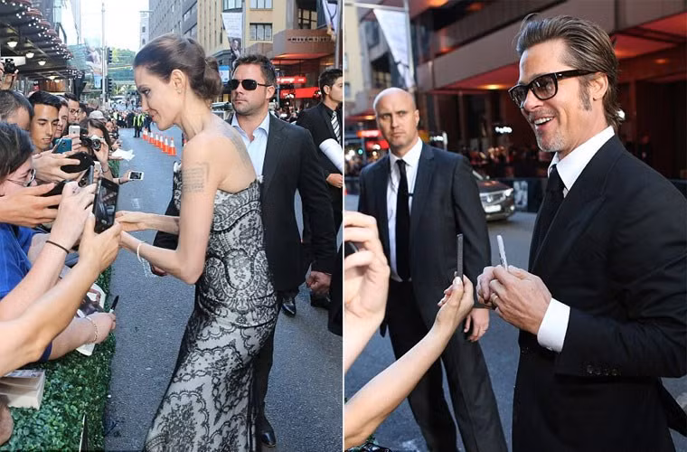 Và trong buổi ra mắt phim hôm đó, họ rõ ràng rất ít những cơ hội chụp ảnh cùng nhau tình tứ như những lần cùng xuất hiện trên thảm đỏ trước đó. Người này ký tặng cho fan, thì người kia đứng góc khác chụp ảnh cùng người hâm mộ.