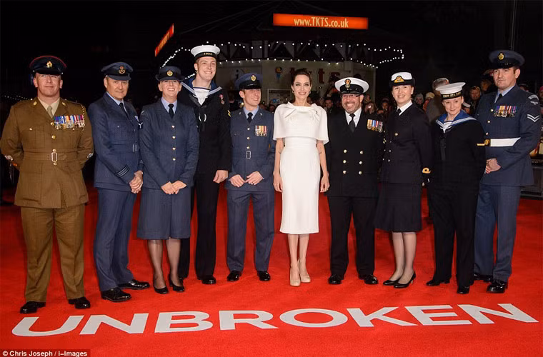 Trong buổi ra mắt phim "Unbroken" ngày 25/11 tại London, Angelina đi một mình chứ không xuất hiện cùng chồng.