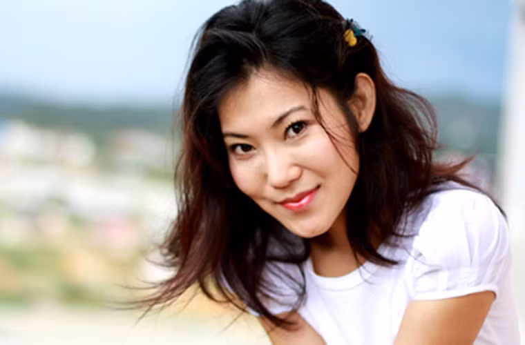 Khi phát hiện bệnh, Kim Phượng mới ngoài 20 tuổi. Cô giấu người thân, lặng lẽ sang Mỹ điều trị. Những ngày đầu một mình ở xứ người, cô suy sụp tinh thần vì cô đơn, vì cơ thể khó tiếp nhận thuốc. Trong tận cùng sự đau khổ ấy, Kim Phượng nhận ra mình phải đối diện với sự thật, phải sống thật ý nghĩa bất kể thời gian còn dài hay ngắn. Cô thường trấn an mình bằng bài hát "Tôi ơi đừng tuyệt vọng" của Trịnh Công Sơn.