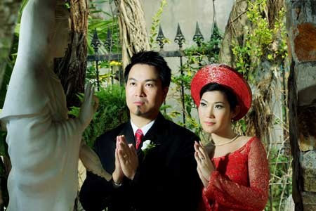 Năm 2006, diễn viên Kim Phượng phải dừng các hoạt động nghệ thuật một thời gian để chữa bệnh ung thư vú. Hiện tại, sức khỏe của “bà trùm Phượng Đê” đã ổn nhưng mỗi 6 tháng cô vẫn phải tới bệnh viện để kiểm tra.