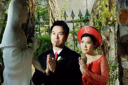 Năm 2006, diễn viên Kim Phượng phải dừng các hoạt động nghệ thuật một thời gian để chữa bệnh ung thư vú. Hiện tại, sức khỏe của “bà trùm Phượng Đê” đã ổn nhưng mỗi 6 tháng cô vẫn phải tới bệnh viện để kiểm tra.