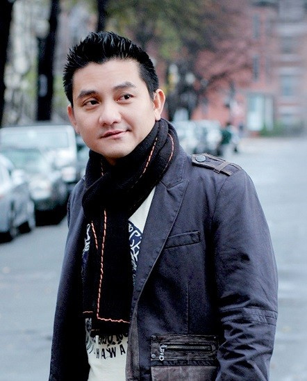 Đang là trụ cột gia đình, Anh Vũ gần như sụp đổ khi biết mình mắc bệnh ung thư đại tràng đã di căn đến gan. Anh cứ bị cái chết ám ảnh cho đến khi gặp được một cô gái bị ung thư giai đoạn cuối, mắt đã mù, răng rụng dần vậy mà cô vẫn lạc quan, vui vẻ ca hát trong hành lang bệnh viện, tận hưởng những ngày cuối đời thật hạnh phúc. Anh Vũ nhận ra mình may mắn hơn nhiều vì còn khả năng chữa trị dứt bệnh.