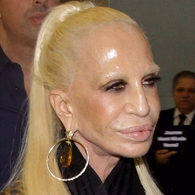 Chưa kể, đôi lông mày của Donatella được bà tẩy màu khiến khuôn mặt càng ma quái.