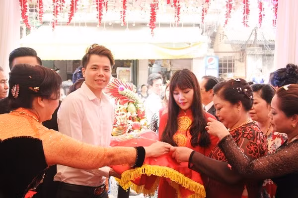 Họ vốn là đàn em thân thiết trong nghề của chú rể.