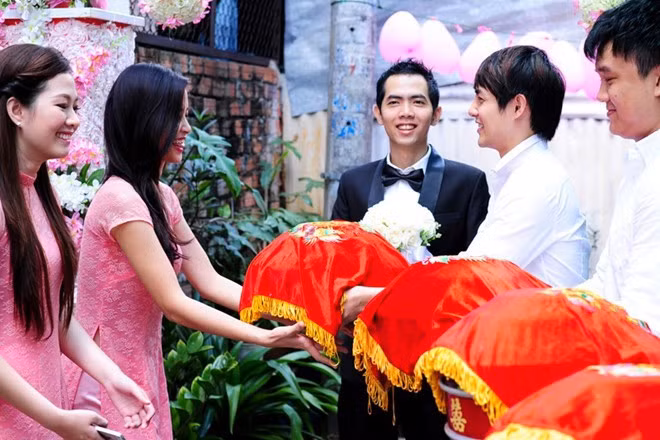 Tháng 11/2013, nhạc sĩ Đằng Phương – quản lý cũ của ca sĩ Đông Nhi- tổ chức đám cưới với hot girl Mi Ngân. Dù không còn đồng hành trong công việc nhưng ngoài đời, Đông Nhi luôn coi Đằng Phương như người anh thân thiết, cô nhận lời đứng trong đội hình nhận tráp quả của nhà gái.