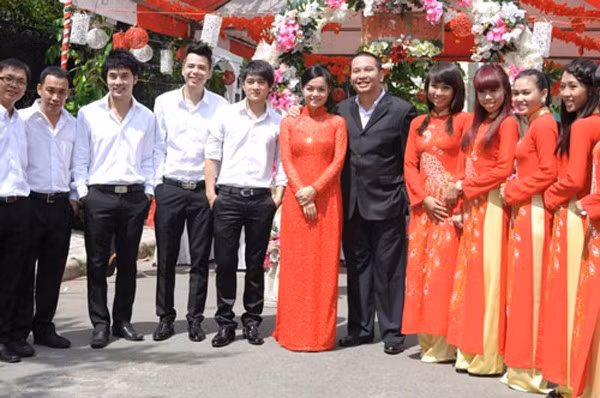 Cuối tháng 4/2012, cặp đôi ca sĩ Phạm Quỳnh Anh – ông bầu Quang Huy tổ chức lễ ăn hỏi để chuẩn bị về chung một nhà. Là ông bầu nổi tiếng trong giới, đội hình bê quả của chú rể Quang Huy gồm có ca sĩ Ưng Hoàng Phúc – người được Quang Huy lăng xê thành công, Phi Trường và Trịnh Thăng Bình, nhóm 365.