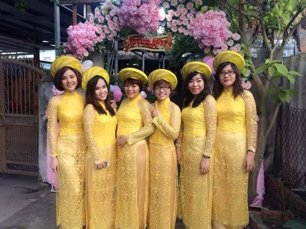 Hôm 12/11 vừa qua, đám hỏi của Á hậu Phụ nữ Việt Nam 2005 Ái Châu và nam diễn viên Huỳnh Đông được diễn ra đầm ấm, trang trọng. Vì mối quan hệ thân thiết với cặp vợ chồng sắp cưới, nữ diễn viên Vân Trang (ngoài cùng, bên trái) nhận lời “bán duyên” đi nhận tráp cho họ nhà gái.