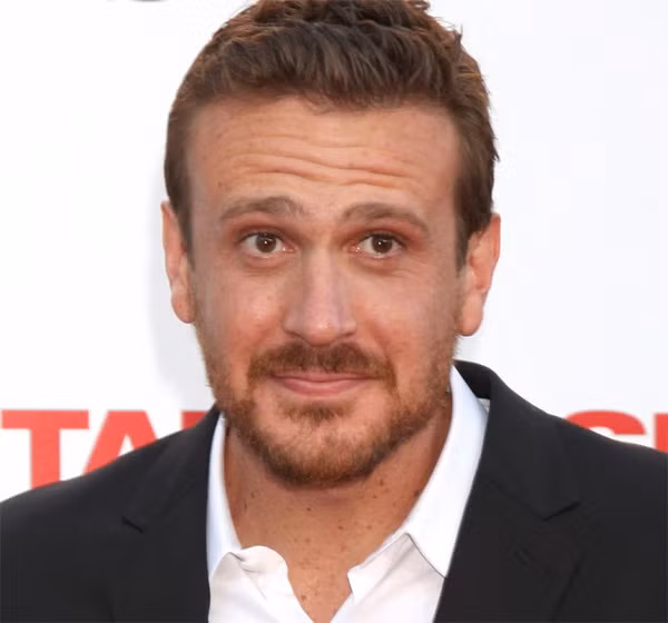 Jason Segel, ngôi sao của series phim truyền hình "How I Met Your Mother" đã bị bạn diễn Alyson Hannigan, người thủ vai vợ anh trong phim, từ chối đóng cảnh hôn, vì anh là một nghiện thuốc lá, nên theo cô hơi thở đương nhiên nặng mùi.
