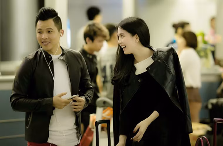 Hình ảnh ông bầu Khắc Tiệp hộ tống Ngọc Trinh tới các sự kiện, trong các chuyến công tác nước ngoài và những bức ảnh chụp chung của hai người luôn khiến dư luận nghi ngờ quan hệ của họ không chỉ đơn thuần là trong công việc.