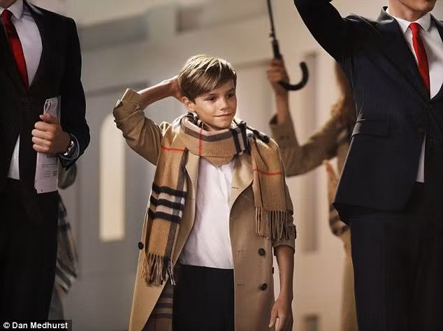 Năm ngoái, Romeo Beckham đã được mời làm mẫu cho thương hiệu thời trang đình đám này và năm nay là năm thứ hai, cậu bé 12 tuổi trở thành ngôi sao trong chiến dịch quảng cáo mang tên "From London with Love".