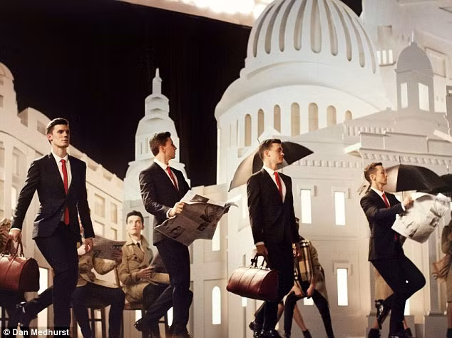 Trường quay chụp quảng cáo của Burberry lần này có backdrop là một nhà hát ở London với hơn 50 vũ công nhảy phụ họa trong màn quảng cáo.