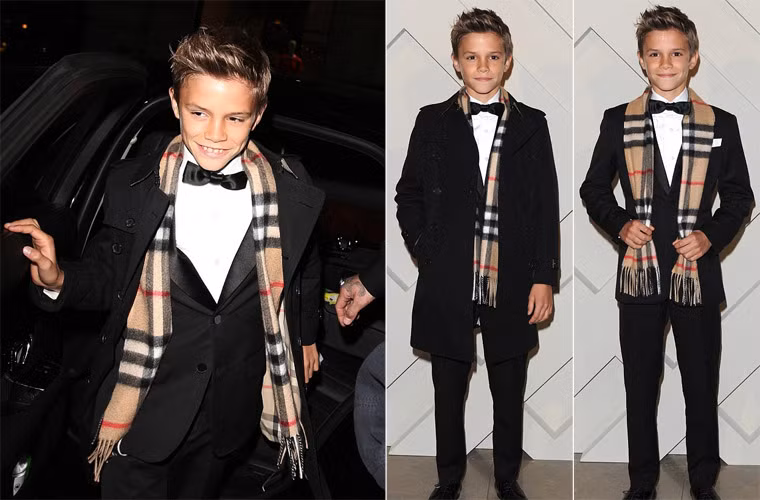 Romeo lịch lãm trong bộ vest đen, cổ quàng khăn Burberry tới dự sự kiện cùng bố mẹ.