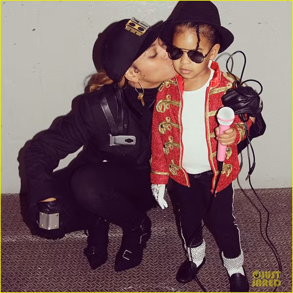 Nữ ca sĩ Beyonce thành Janet Jackson còn con gái Blue Ivy được mặc trang phục y như Michael Jackson.