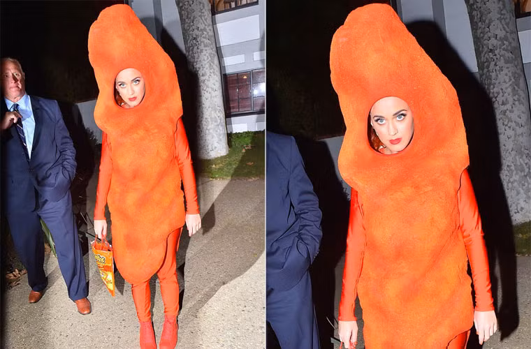 Katy Perry hóa thành chiếc bánh pho mát khổng lồ đi dự tiệc Halloween tại nhà Kate Hudson.