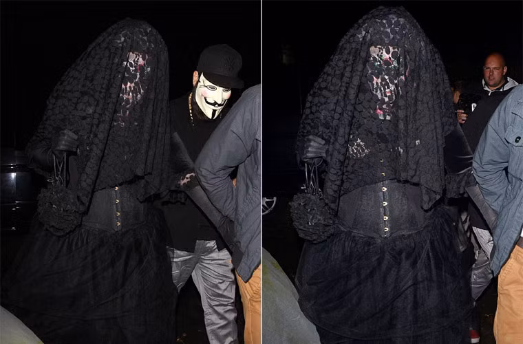 Nữ ca sĩ Adele và chồng Simon Konecki tới dự tiệc Halloween với trang phục đen kín mít từ đầu tới chân.