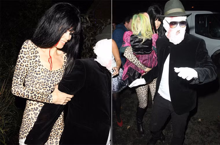 Siêu mẫu Claudia Schiffer mặc bộ trang phục da báo cùng chồng, nhà sản xuất phim Matthew Vaughn, với trang phục Invisible Man tới dự tiệc Halloween do Jonathan Ross tổ chức.