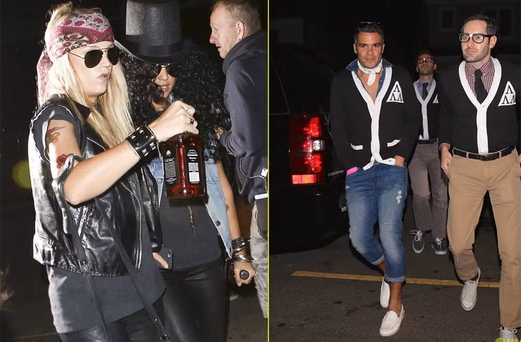 Jesscia Alba (mũ đen) biến thành rocker Slash nhóm Gún N’ Roses còn chồng cô Cash Warren lại hóa trang thành cậu học sinh cùng bạn bè đi dự tiệc ma quỷ.