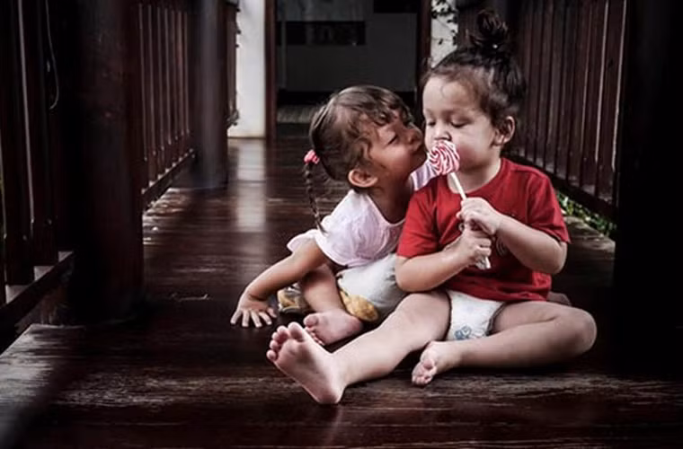 Cả hai bé đều thừa hưởng nét đẹp của bố và mẹ, nên vô cùng dễ thương.