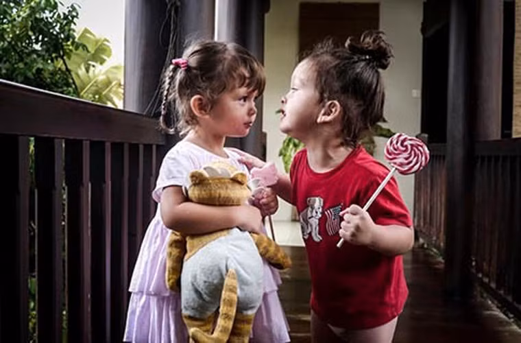 Hồng Nhung chia sẻ những khoảnh khắc không thể đáng yêu hơn của cặp song sinh đáng yêu Tôm và Tép.