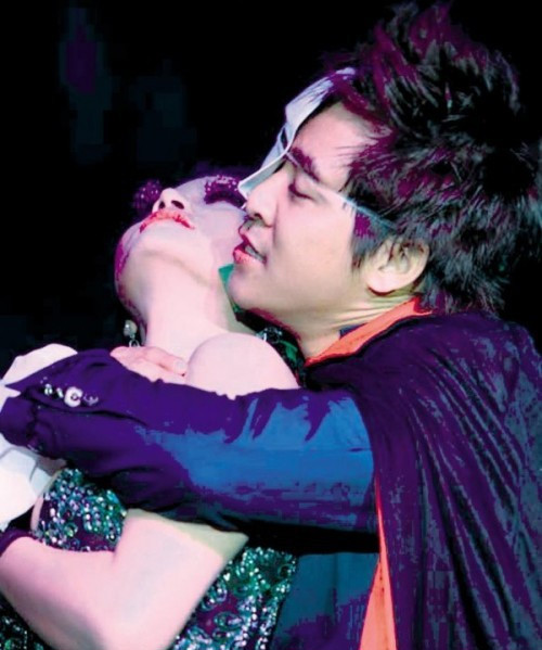 Vũ Thu Phương: Sau một thời gian chia tay, Vũ Thu Phương và Tuấn Hưng tái ngộ trên sân khấu thời trang (tháng 11/2009). Theo kịch bản của vở kịch thời trang, họ đã trao cho nhau nụ hôn lãng mạn trước hàng nghìn khán giả. Sau đêm diễn, người đẹp Giao lộ định mệnh thừa nhận cảm xúc của cô khi hôn nam ca sĩ Tìm lại bầu trời là thật. Đáp lại, Tuấn Hưng gay gắt cho rằng Vũ Thu Phương lợi dụng chuyện này để PR hình ảnh. Anh còn cho biết đã tìm cách từ chối thực hiện “nụ hôn nghiệt ngã” ấy nhưng không được. Trước thực tế quá phũ phàng, Vũ Thu Phương khẳng định, từ đây sẽ chấm dứt mọi sự liên quan đến Tuấn Hưng.