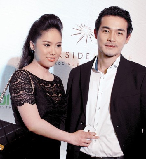 Lê Phương: Cách ngày cưới chưa đầy một tháng, diễn viên Quách Ngọc Ngoan vẫn một mực phủ nhận mình sắp làm chồng của diễn viên Lê Phương. Trong khi cô dâu hồ hởi chia sẻ tin vui với bạn bè, chú rể lại mạnh miệng với truyền thông: “Đám cưới của tôi, tôi là chú rể mà sao không hay biết gì?”. Thậm chí, anh còn khẳng định đây là tin đồn thất thiệt. Bị dư luận chỉ trích, sau đó Quách Ngọc Ngoan lên tiếng xin lỗi. Anh cho rằng đó là sự hiểu nhầm và mình không giỏi giao tiếp với báo chí.