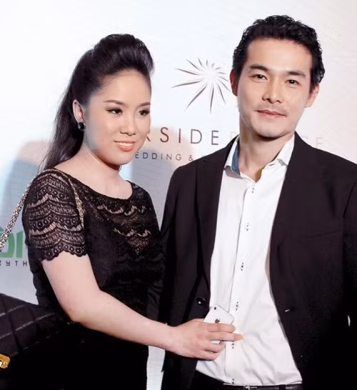 Lê Phương: Cách ngày cưới chưa đầy một tháng, diễn viên Quách Ngọc Ngoan vẫn một mực phủ nhận mình sắp làm chồng của diễn viên Lê Phương. Trong khi cô dâu hồ hởi chia sẻ tin vui với bạn bè, chú rể lại mạnh miệng với truyền thông: “Đám cưới của tôi, tôi là chú rể mà sao không hay biết gì?”. Thậm chí, anh còn khẳng định đây là tin đồn thất thiệt. Bị dư luận chỉ trích, sau đó Quách Ngọc Ngoan lên tiếng xin lỗi. Anh cho rằng đó là sự hiểu nhầm và mình không giỏi giao tiếp với báo chí.