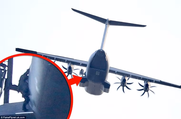 Tom Cruise khiến người xem thót tim với màn di chuyển bên thân máy bay ở độ cao 1.500m.