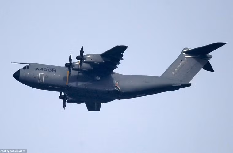 Nhìn từ xa, Tom chỉ là một cái chấm nhỏ trên máy bay.