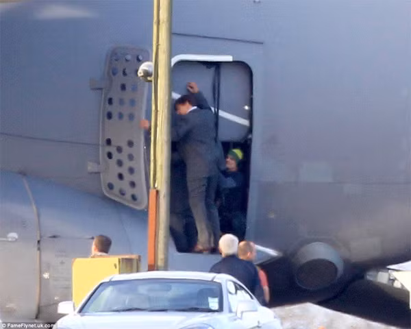 Một nhân viên kỹ thuật đang kiểm tra lại dây bảo hiểm trước khi bắt đầu cảnh quay.