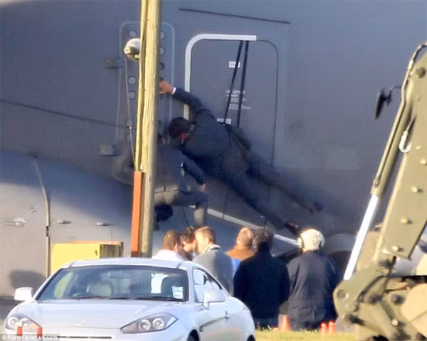 Trong "Mission Impossible 5" do Christopher McQuarrie làm đạo diễn, Tom lần thứ 5 vào vai Ethan, một điệp viên cho lực lượng Impossible Mission.