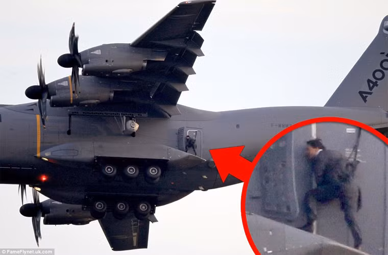 Trong bộ phim "Mission Impossible 5" (Điệp vụ bất khả thi 5), nam diễn viên 52 tuổi cũng không cần nhờ người đóng thế dù có những cảnh quay anh phải diễn trên độ cao 1.500m.