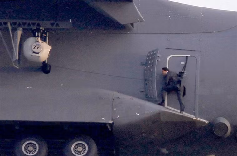 Tom Cruise được cột vào cửa máy bay chỉ với hai cái đai an toàn khi máy bay đang bay ở độ cao chót vót.