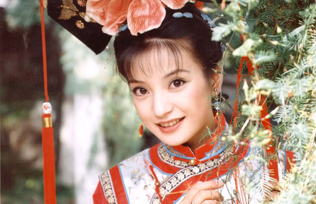 Còn Triệu Vy, khi cô kể lể chuyện thường xuyên gọi điện hỏi thăm đạo diễn nhưng ông cho biết cô chưa một lần gọi cho ông.