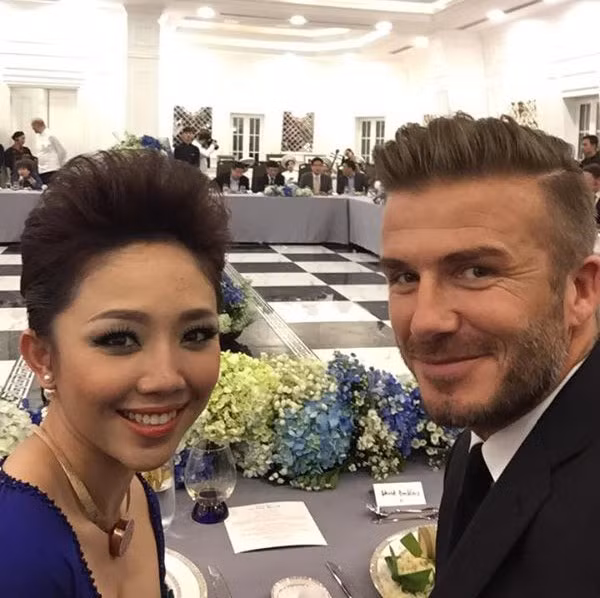 Trong dịp David Beckham trở lại Việt Nam, Tóc Tiên được mời đảm nhận vai trò dẫn chương trình đón tiếp ngôi sao sân cỏ. Trong bữa tiệc tối, khi ngồi cạnh cựu đội trưởng tuyển Anh, Tóc Tiên mời Becks chụp selfie. Không chỉ nhận lời mà Becks còn tự cầm điện thoại của nữ ca sĩ để chụp. Bức ảnh của Tóc Tiên không khỏi khiến nhiều fan ghen tỵ cũng như ngưỡng mộ với cô vì được trò chuyện với Becks.
